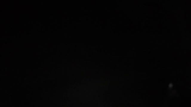 Начало не совсем радостного, слышно взрывы и работу авиации возле Киева,возле аэропорта Борисполь смотреть онлайн