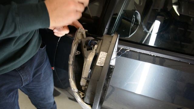 Снятие крышки сигнала поворотника на зеркале заднего вида VW Golf 7 смотреть онлайн