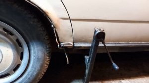 Замена задней пружины мерседес 123 без съемников и стяжек.