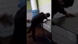 Прикол пьяный парень отжыгает