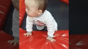 Ребёнку 1 год и 3 месяца но уже на батуте. Наш рост 90 см.