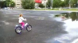 Дарина гоняет на велике и падает с него)))