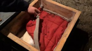 Зимовка в омшанике/зимовнике. 21 февраля. Много подмор на подушке под крышей. Беспокойные семьи