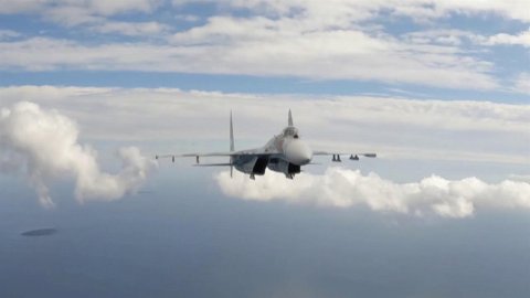Российский истребитель Су-27 сопроводил над Балтийским морем два патрульных самолета НАТО