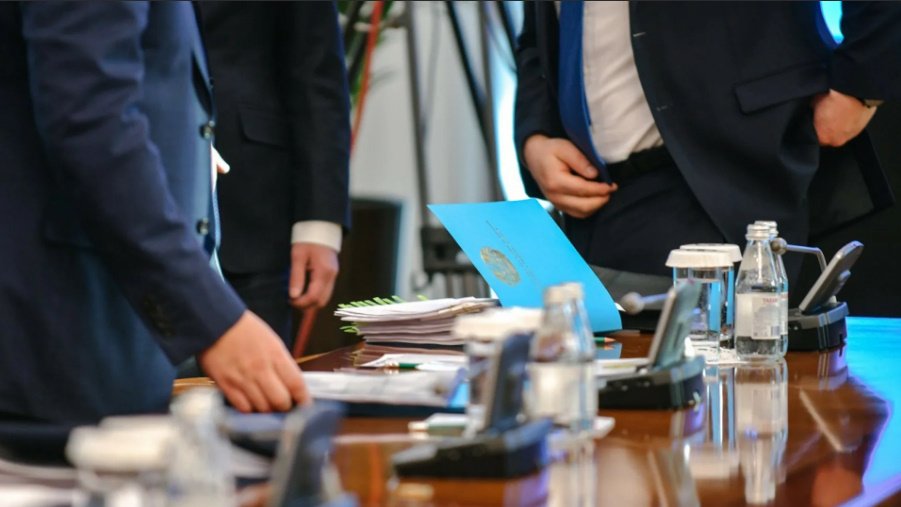 Постоянно поступают предложение об уменьшении чиновников! Это лишь болтовня