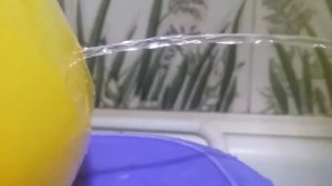 ламинарный поток воды из воздушного шарика