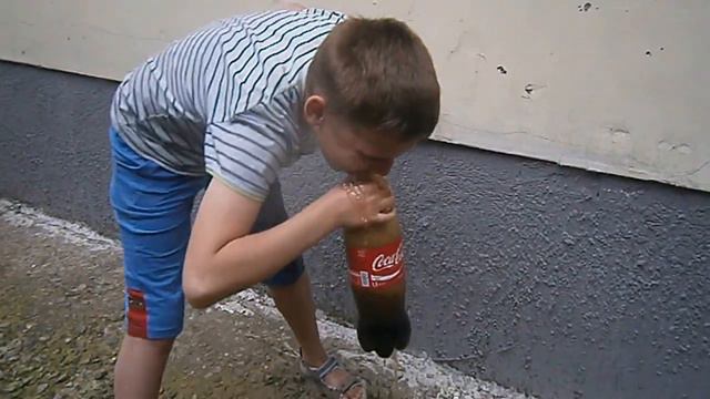 #Челенж с Coca Cola#|Что будет если смешать Колу и жвачки Orbit| смотреть онлайн