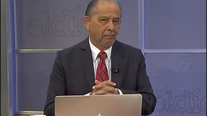 Fanático le vocifera corrupto a Radhamés Camacho en el estadio quisqueya.