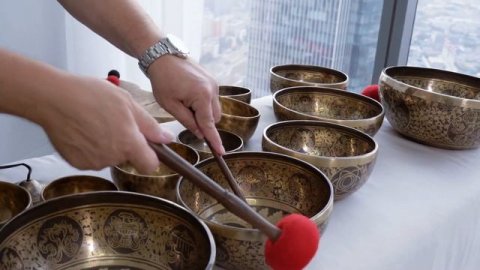 Поющая ЧАША которая помогает ЭФФЕКТИВНО СНЯТЬ СТРЕСС и ОЧИСТИТЬ ПРОСТРАНСТВО ПОМЕЩЕНИЯ