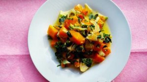 Тушеная тыква с луком и чесноком в молоке на сковороде