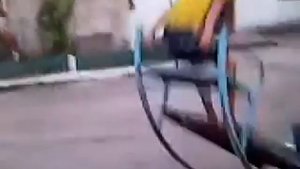 парни катаются на качелях