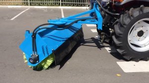 Гидравлическая щетка на тракторе TYM 353