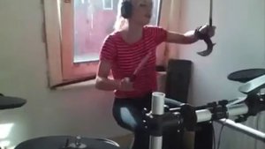Девушка прикольно играет на барабанах