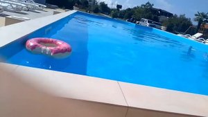 Мини Отель Аскар Бассейн в ужасном состоянии! Грязный,вода мутная, кафель частично обломан.