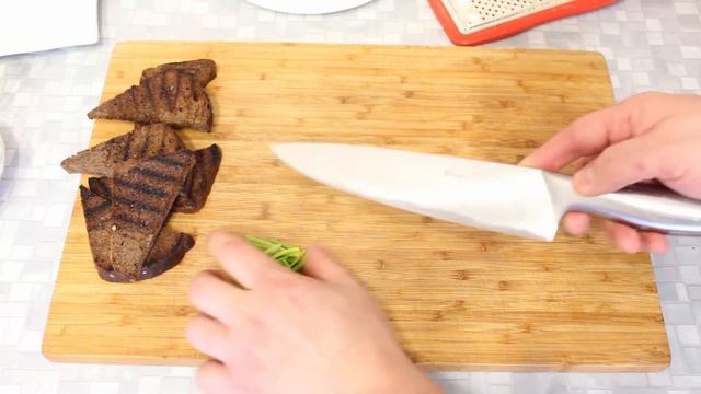 Бутерброды с форшмаком. Подача еврейской закуски из селедки.