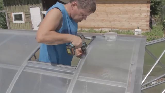 Установка форточки в теплицу "Дачная-2ДУМ" смотреть онлайн
