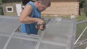 Установка форточки в теплицу "Дачная-2ДУМ"