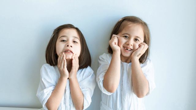 Почему детей взрослые и большие дети не берут малышей в компании.