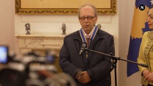 Ismail Kadare emocionohet nga dekorata që e mori nga presidentja Osmani