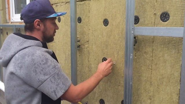 Монтаж металлической подсистемы на дом из газобетона.  Монтаж фиброцементного сайдинга Cedral.