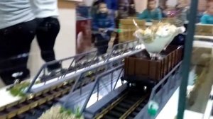 Кафе с паровозиками вместо официантов