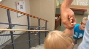 Малыш Ян играет в игрушки и идет в поликлинику. Baby Yan plays with toys and goes to the clinic.