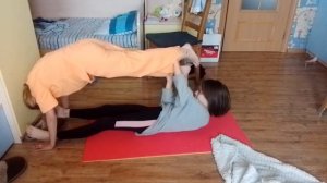 Пытаемся повторить позы из парной йоги