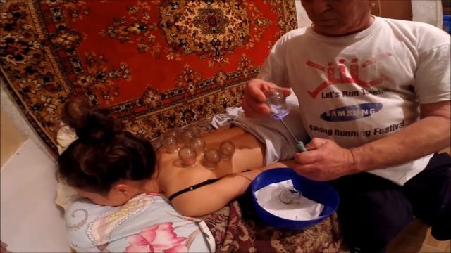 Ставим Люде банки и ковёр
