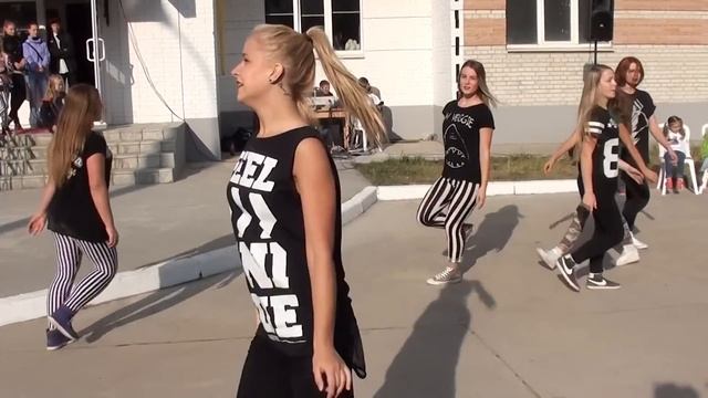 Красивые девушки классно танцуют уличные танцы. Dance School SOL. Workshop by Komashny-2014