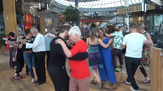 Tanda alternative @ Milonga des Tangotrotters de la Défense, Paris, 15/4/2022 смотреть онлайн