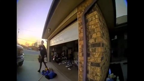 Полицейский застрелил подозреваемого с ножем США