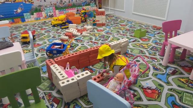 Полина строит дом в детском развлекательном центре Балу смотреть онлайн