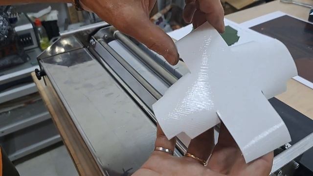 Клеемазательная машина, нанесение клея на сложные заготовки смотреть онлайн