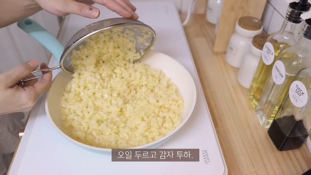 ENG)vlog?치즈닭갈비 만들어먹고?야식으로 마약옥수수 만들어 먹는?집콕 휴가 일상(티라미수샌드위치,오징어볶음,간장국수,페페로니파스타,뉴욕버거,해쉬브라운,불닭볶음면,버터갈릭새우 смотреть онлайн