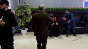 Старый танцует лезгинку. Четко