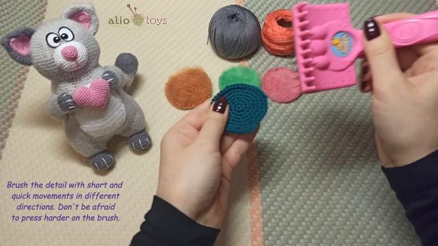 Как начесать вязаную игрушку / How to brush amigurumi crochet toy смотреть онлайн