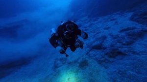 Погружение к Барбаре, арка Блю-Холл, глубина 115м..