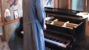 A temperament grand piano "Krasney Oktybr' ". Максим пытается настраивать рояль "Красный Октябрь"