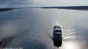 Пассажирский теплоход А  Бенуа на Волге в Волгограде идет на обгон Мидволга 1