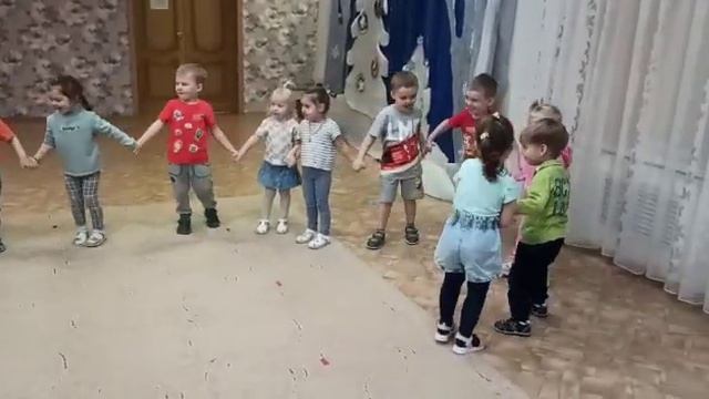 Обучение становления дете в круг, через игру. 2-аф мл.гр. смотреть онлайн