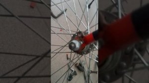 Как НЕ нужно снимать переднее колесо велосипеда!