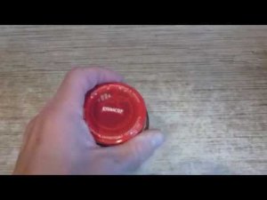 Открыть банку с закручивающейся крышкой