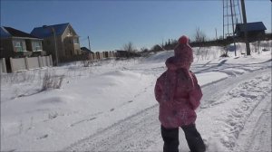 Детский Видеоблог! Алиса на прогулке зимой. Очень много снега!