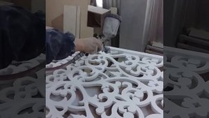 Работа профессионального маляра по дереву.