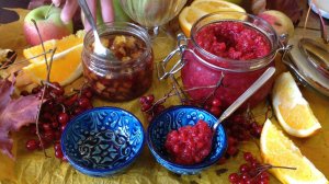 Сырое варенье из калины с апельсином и яблочное варенье с калиной