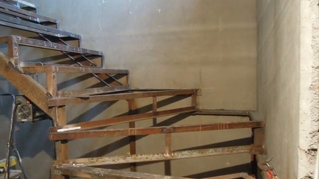 Лестница - металлический каркас с забежными на второй этаж коттеджа