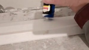 Как сделать потолочный плинтус (багет) - резать углы через стусло клеить монтажным клеем (жидкие гво