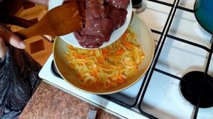 Куриная печень c луком и морковью в сметане.