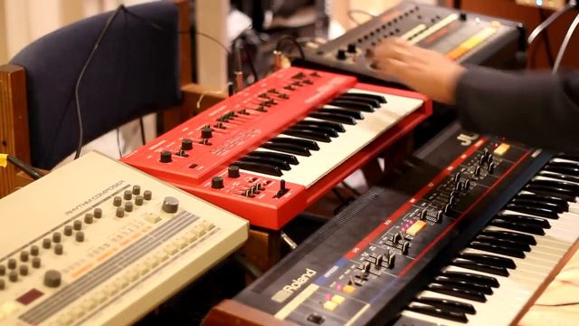 Old school House with Roland TR-808, Juno-60, SH-101, TR-909 смотреть онлайн