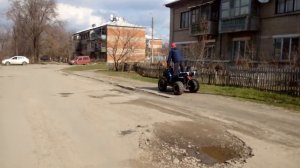 квадроцикл 200 кубов. на двух колесах